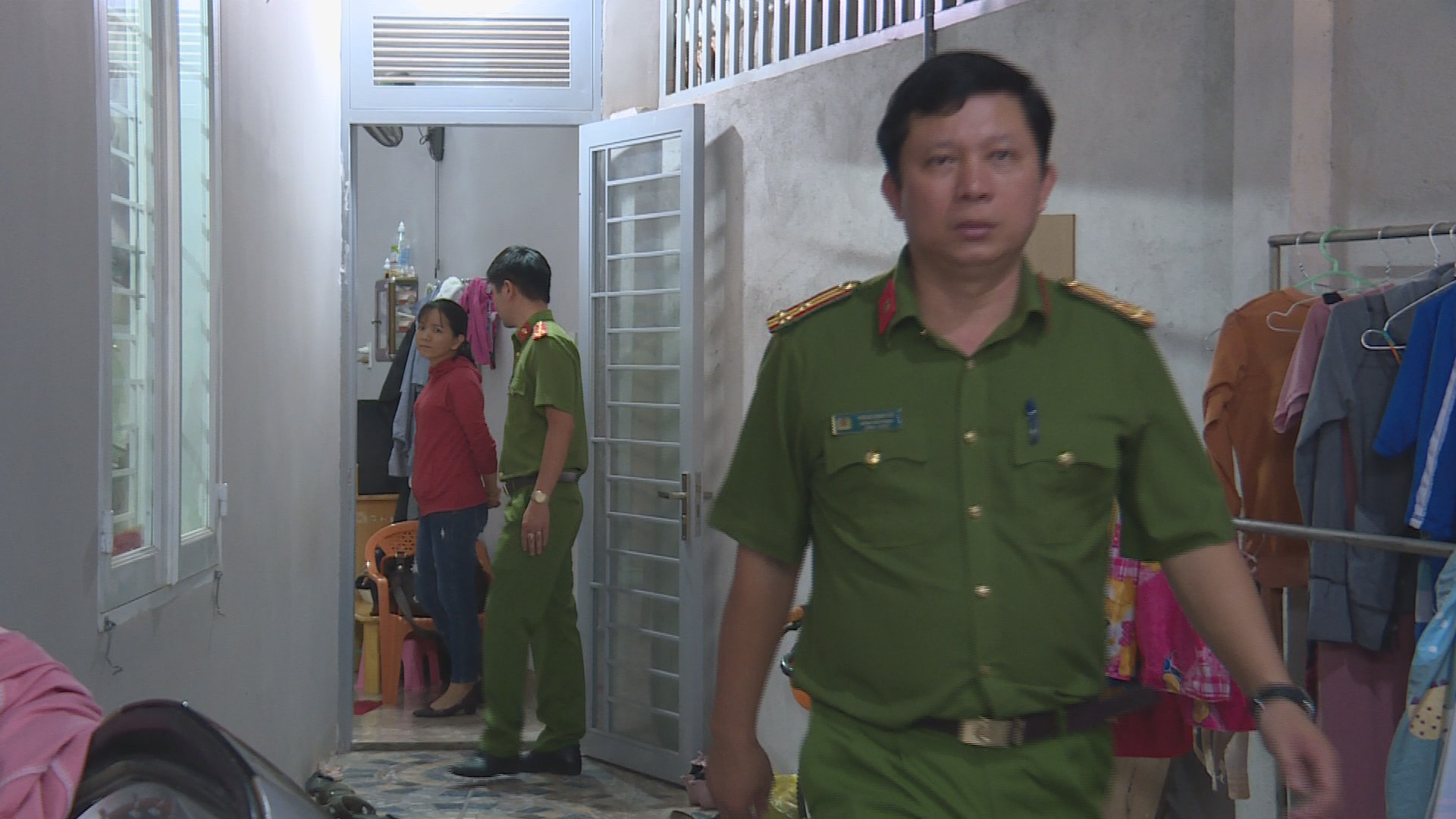 Thấy vợ hờ và người đàn ông trên giường, ra tay đâm 2 người thương vong