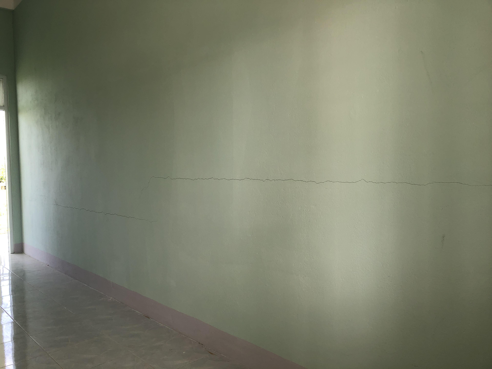 Trường mới x&acirc;y xong đ&atilde; nứt to&aacute;c, chủ tịch huyện n&oacute;i&hellip; b&igrave;nh thường! - Ảnh 6.