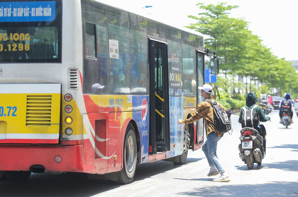 Xe bu&yacute;t ế kh&aacute;ch trong những ng&agrave;y H&agrave; Nội nắng gay gắt - Ảnh 3.