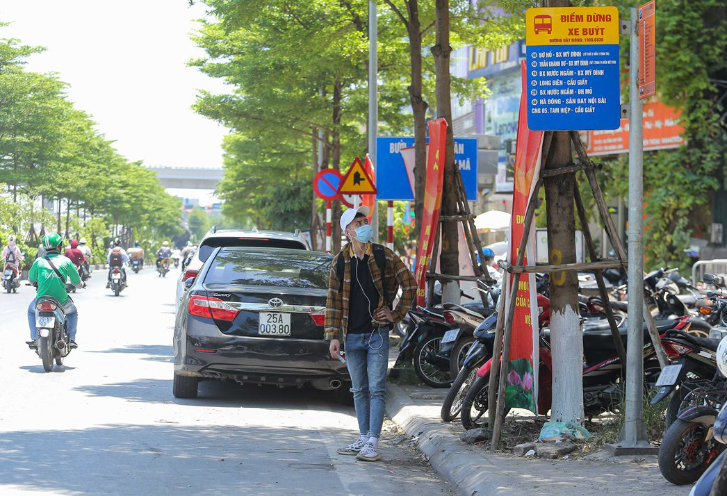 Xe bu&yacute;t ế kh&aacute;ch trong những ng&agrave;y H&agrave; Nội nắng gay gắt - Ảnh 2.