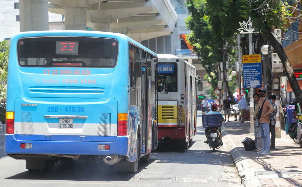 Xe bu&yacute;t ế kh&aacute;ch trong những ng&agrave;y H&agrave; Nội nắng gay gắt - Ảnh 4.