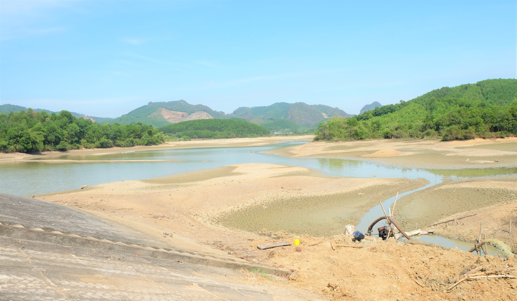 Dự án nạo vét chậm tiến độ, dân khổ đủ đường - Ảnh 1.