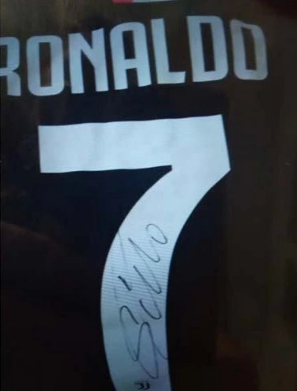 Ronaldo tặng áo đấu có chữ ký cho các bác sĩ Cuba chống Covid-19 ở Ý