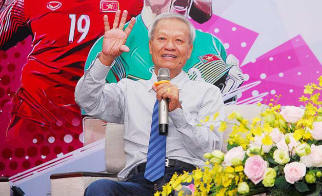 Xúc động hình ảnh HLV Lê Thụy Hải chữa trị ung thư tụy