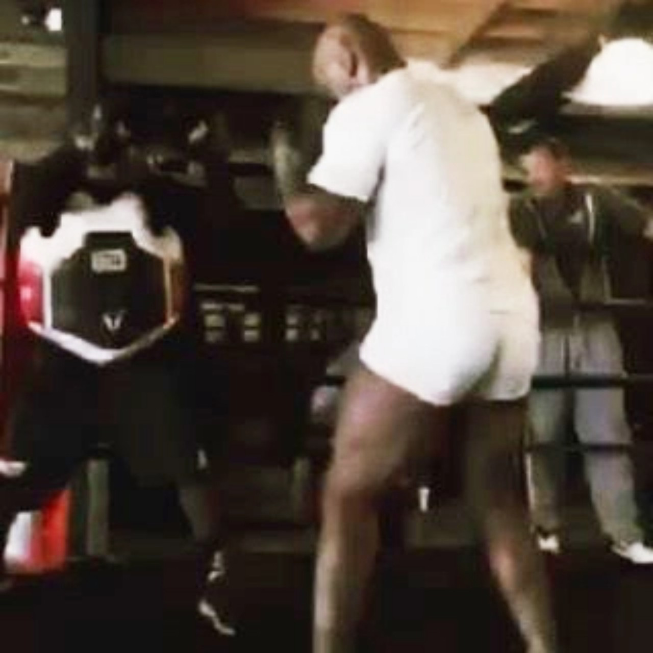 Võ sĩ huyền thoại Mike Tyson tung cú đấm “chết chóc” ở tuổi 54