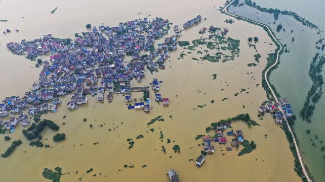 Nước lũ ngập dưới chân, Trung Quốc hứng thêm nắng nóng 39-40 độ