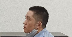 Tắm táp ngay trong nhà bị hại