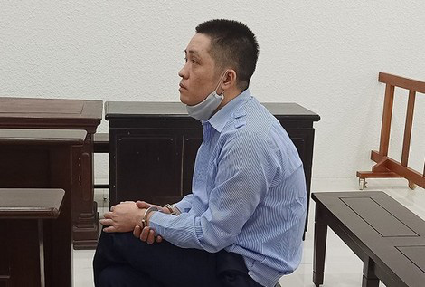 Tắm t&aacute;p ngay trong nh&agrave; bị hại - Ảnh 1.
