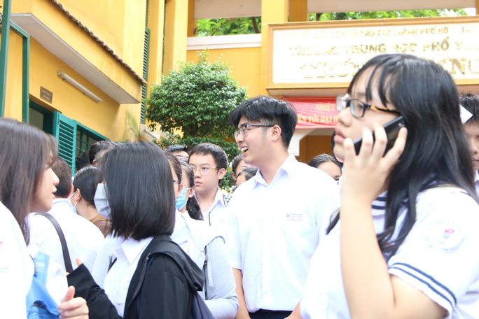 Gợi &yacute; đ&aacute;p &aacute;n đề thi m&ocirc;n to&aacute;n kỳ thi tuyển sinh lớp 10 - Ảnh 1.
