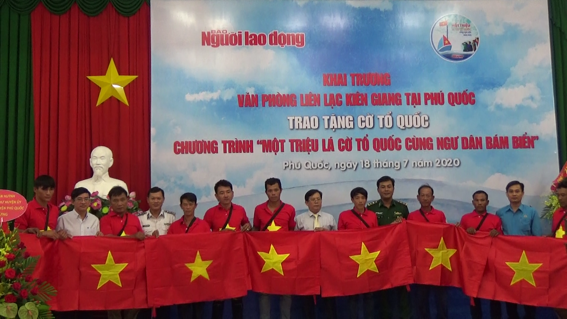 Tiếp tục trao 1.000 lá cờ Tổ quốc cho ngư dân Phú Quốc