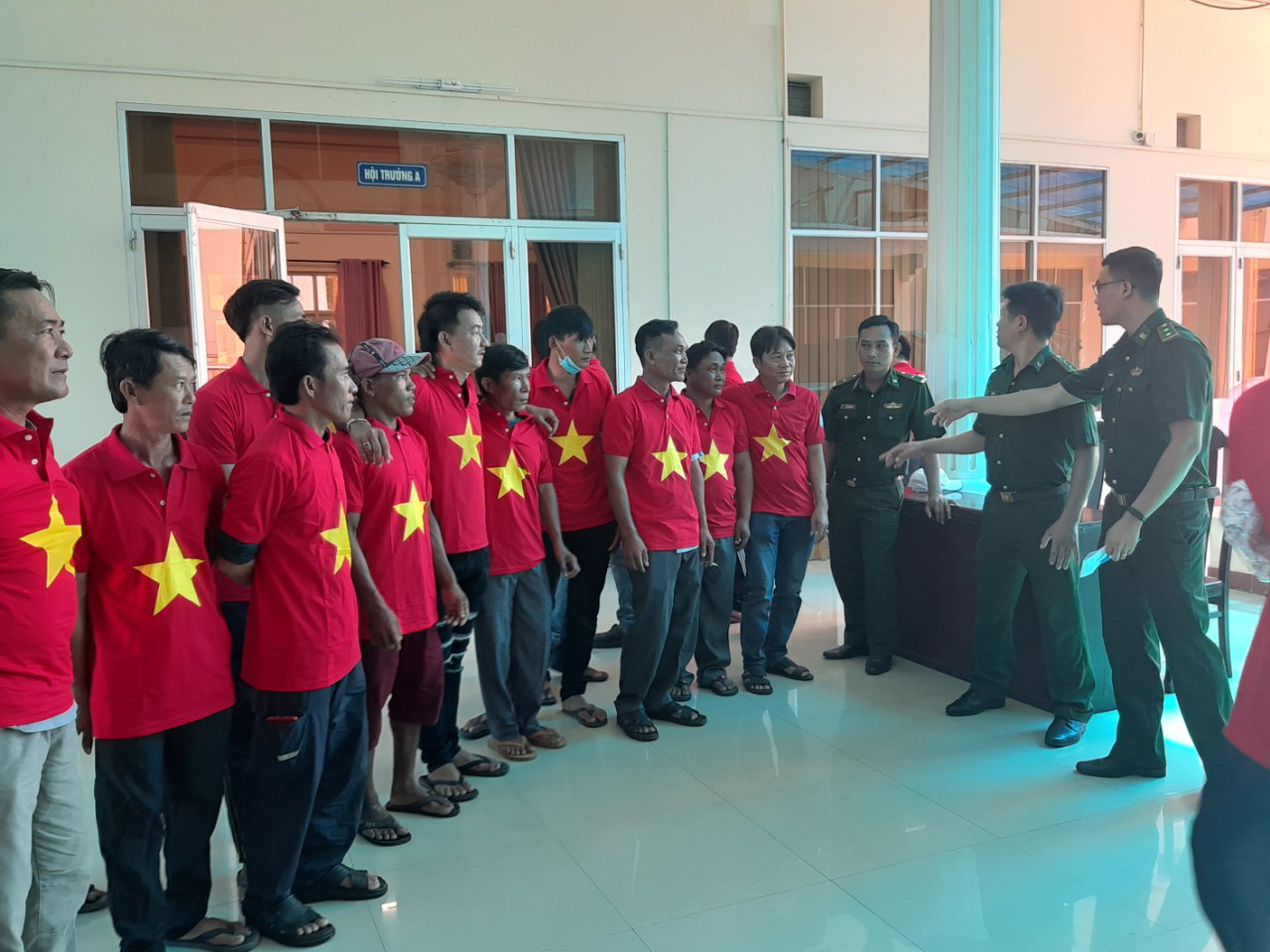 Tiếp tục trao 1.000 l&aacute; cờ Tổ quốc cho ngư d&acirc;n Ph&uacute; Quốc - Ảnh 5.