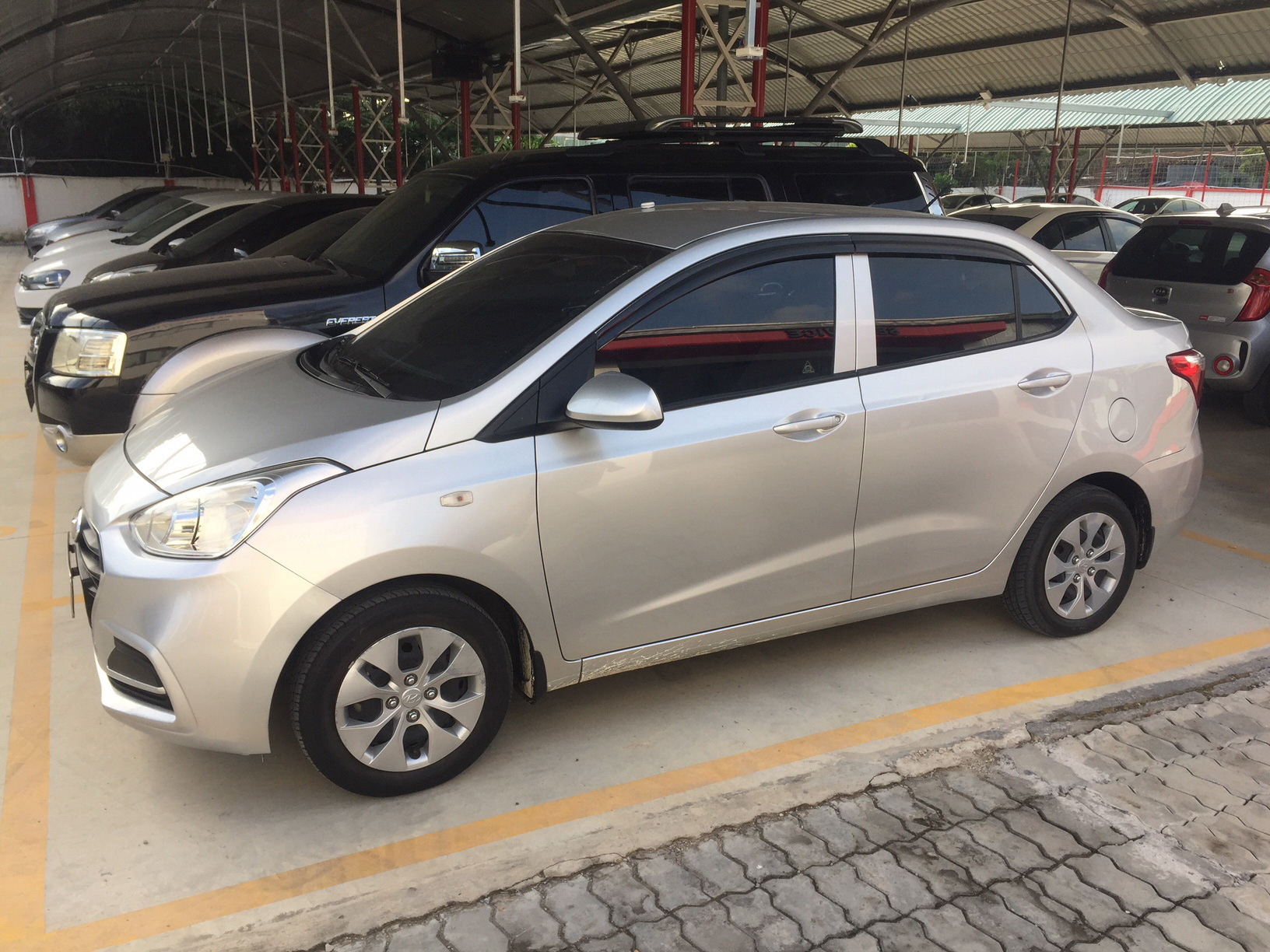 Giá ôtô cũ tiếp tục giảm