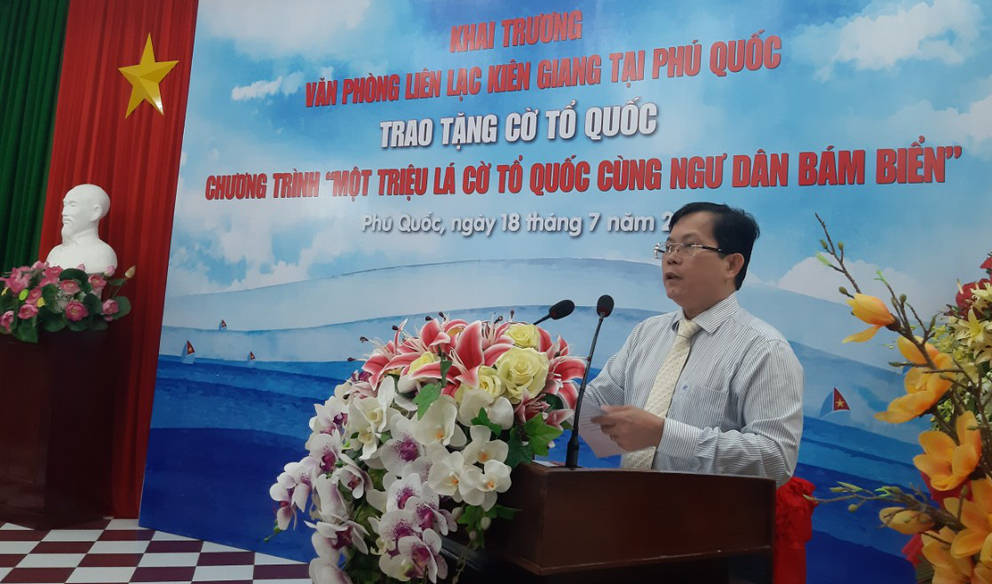 Tiếp tục trao 1.000 l&aacute; cờ Tổ quốc cho ngư d&acirc;n Ph&uacute; Quốc - Ảnh 1.