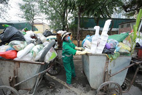 Hà Nội căng sức giải bài toán rác - Ảnh 1.