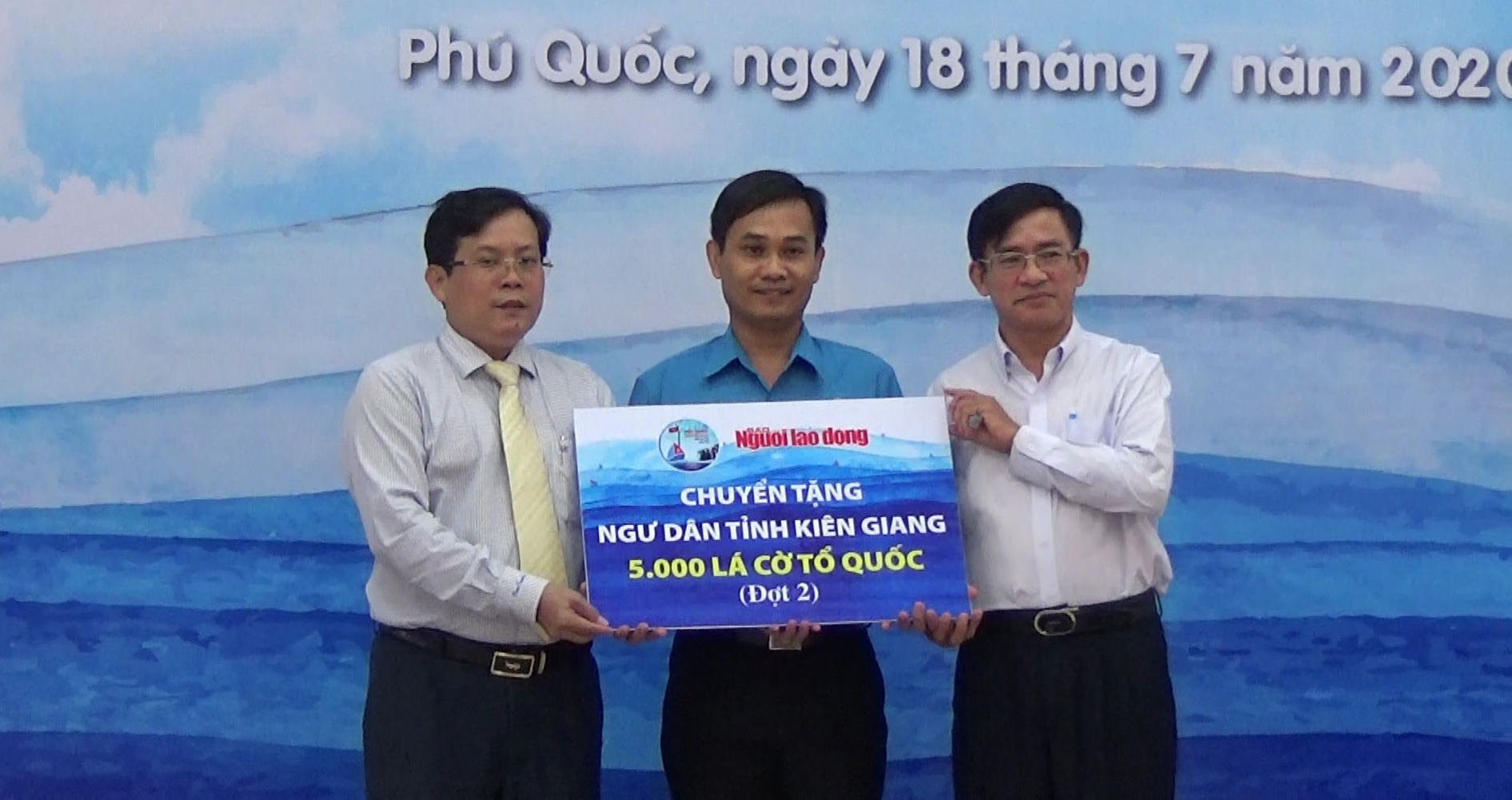 Một triệu lá cờ Tổ quốc cùng ngư dân bám biển: Xúc động buổi trao cờ giữa biển khơi - Ảnh 2.