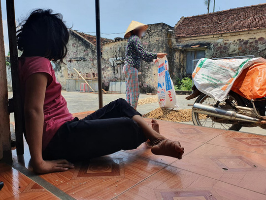 Người th&acirc;n bất b&igrave;nh với bản &aacute;n xử c&aacute;n bộ trường học hiếp d&acirc;m c&ocirc; g&aacute;i t&agrave;n tật - Ảnh 1.