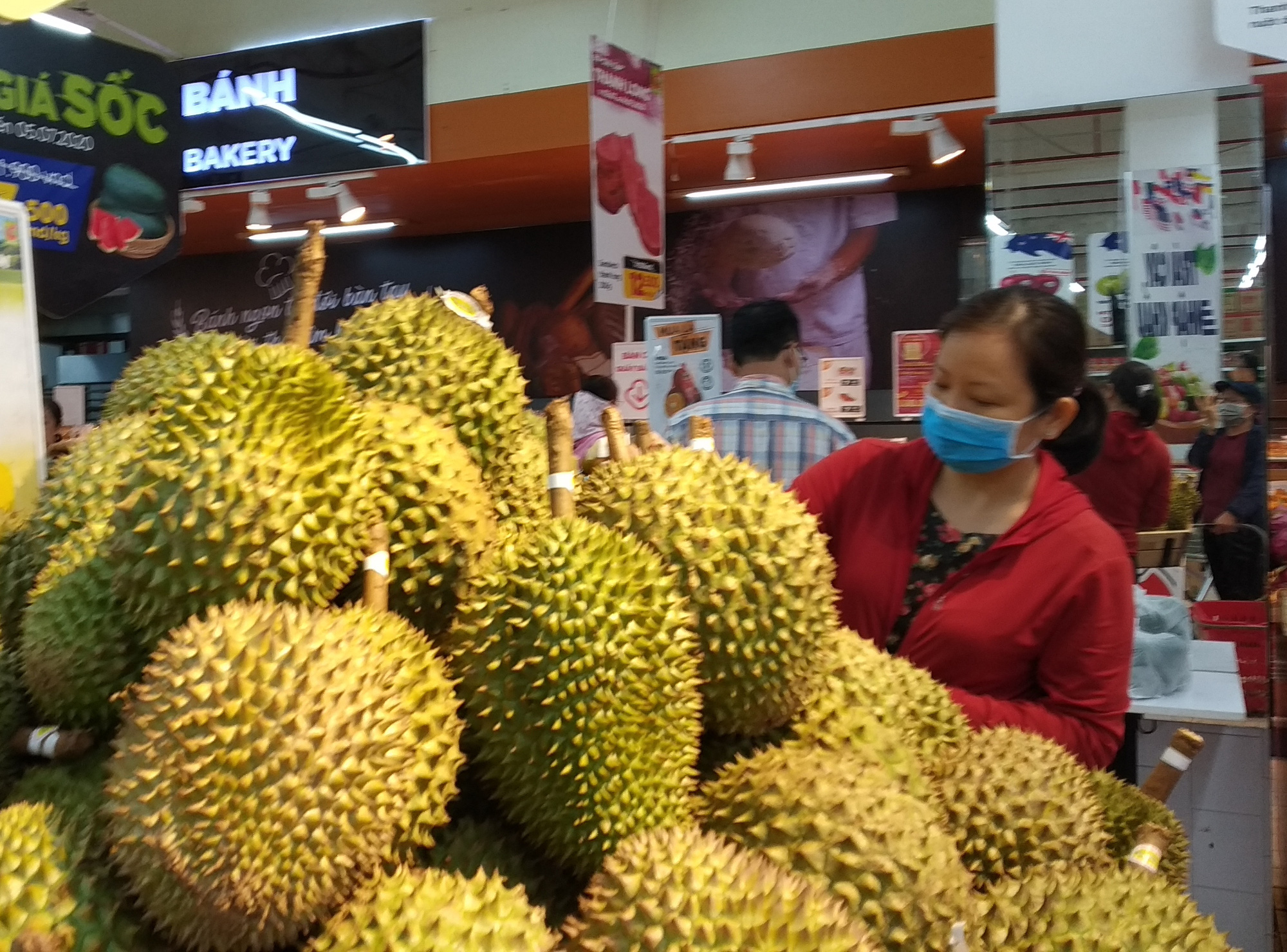 Xuất khẩu giảm gần 90%, sầu riêng từ xa xỉ thành bình dân