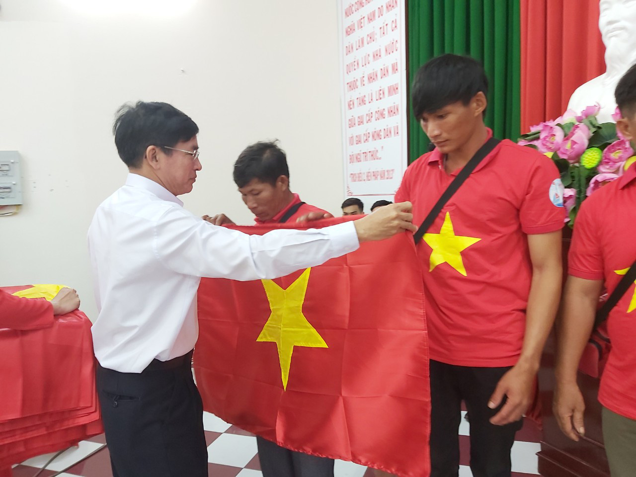Tiếp tục trao 1.000 l&aacute; cờ Tổ quốc cho ngư d&acirc;n Ph&uacute; Quốc - Ảnh 9.