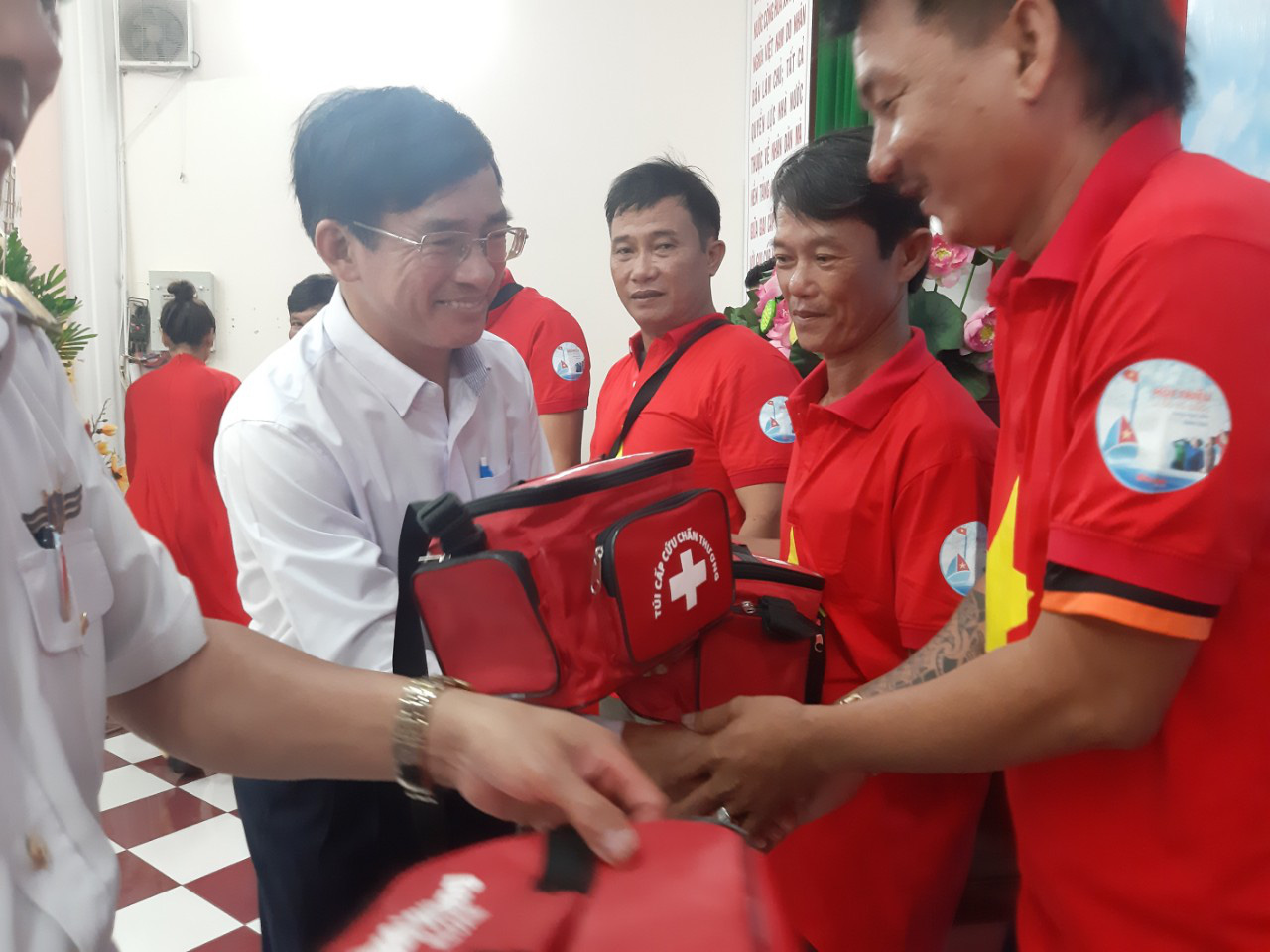 Tiếp tục trao 1.000 l&aacute; cờ Tổ quốc cho ngư d&acirc;n Ph&uacute; Quốc - Ảnh 10.
