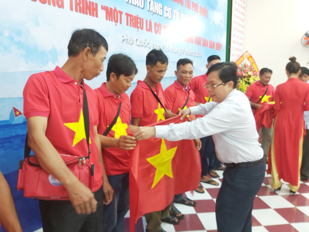 Tiếp tục trao 1.000 l&aacute; cờ Tổ quốc cho ngư d&acirc;n Ph&uacute; Quốc - Ảnh 12.