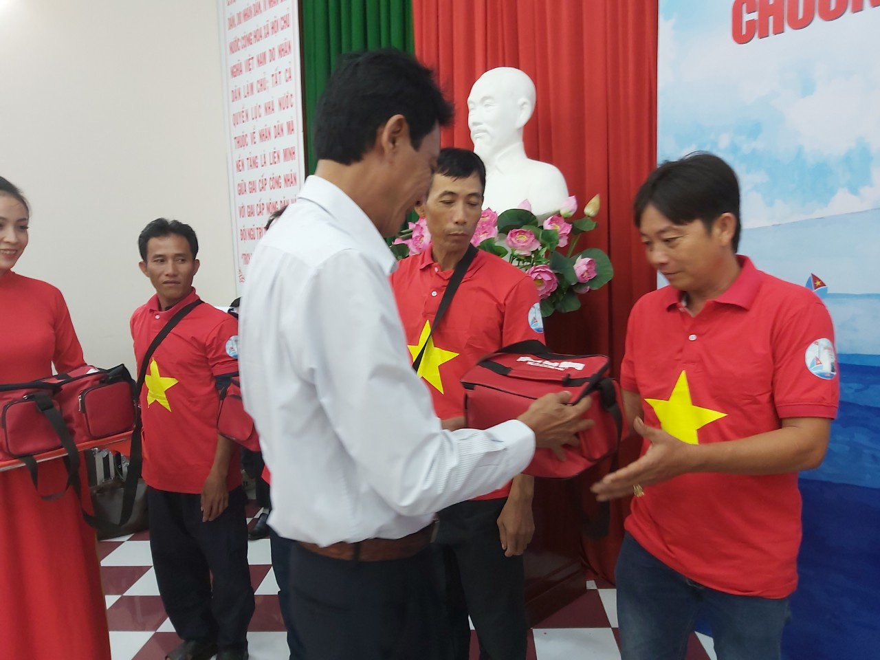 Tiếp tục trao 1.000 l&aacute; cờ Tổ quốc cho ngư d&acirc;n Ph&uacute; Quốc - Ảnh 6.