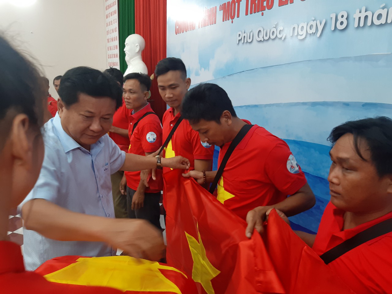 Tiếp tục trao 1.000 l&aacute; cờ Tổ quốc cho ngư d&acirc;n Ph&uacute; Quốc - Ảnh 7.