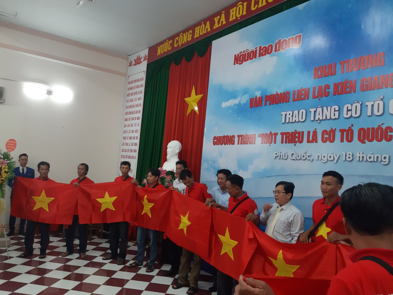 Tiếp tục trao 1.000 l&aacute; cờ Tổ quốc cho ngư d&acirc;n Ph&uacute; Quốc - Ảnh 14.