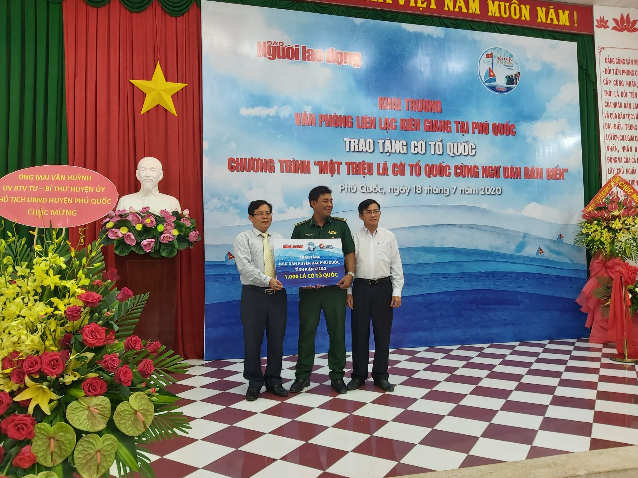 Tiếp tục trao 1.000 l&aacute; cờ Tổ quốc cho ngư d&acirc;n Ph&uacute; Quốc - Ảnh 3.
