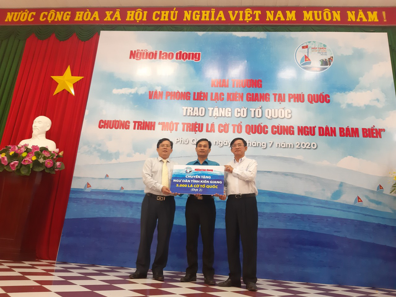 Tiếp tục trao 1.000 l&aacute; cờ Tổ quốc cho ngư d&acirc;n Ph&uacute; Quốc - Ảnh 4.