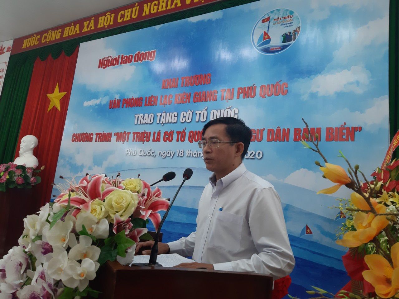Tiếp tục trao 1.000 l&aacute; cờ Tổ quốc cho ngư d&acirc;n Ph&uacute; Quốc - Ảnh 2.