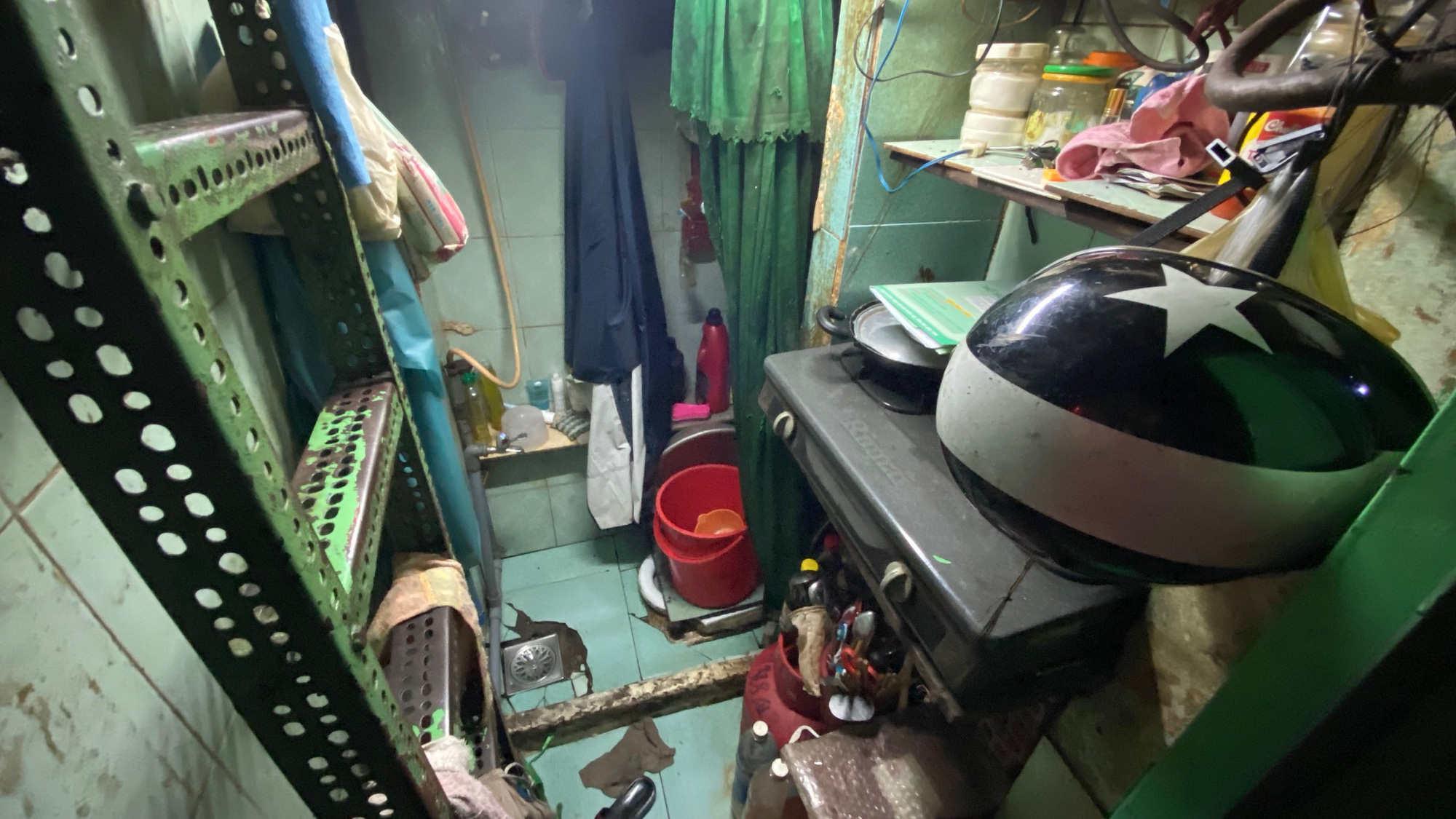 Cận cảnh cuộc sống trong căn nh&agrave; si&ecirc;u nhỏ ở quận 1 - Ảnh 3.