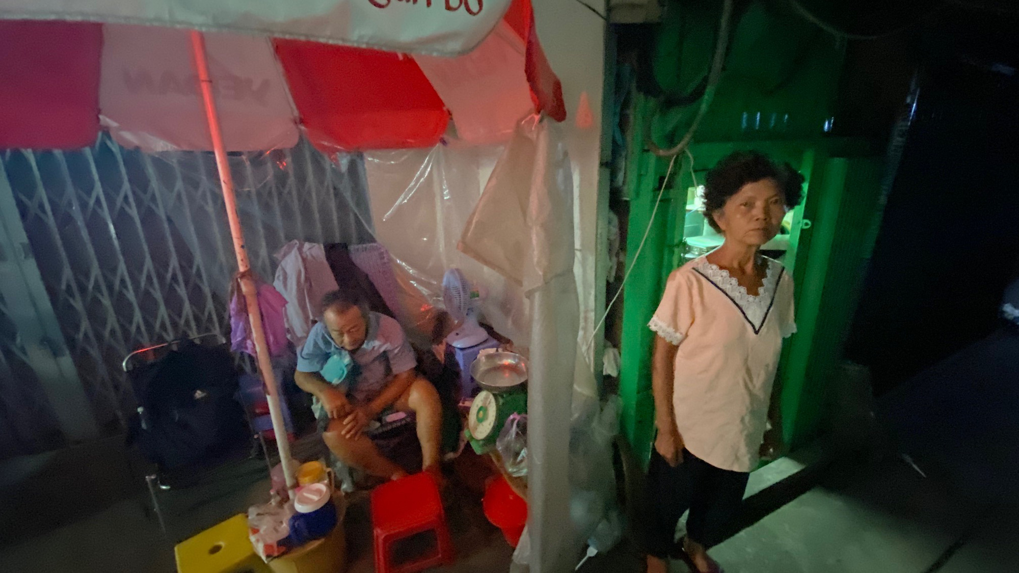 Cận cảnh cuộc sống trong căn nh&agrave; si&ecirc;u nhỏ ở quận 1 - Ảnh 1.