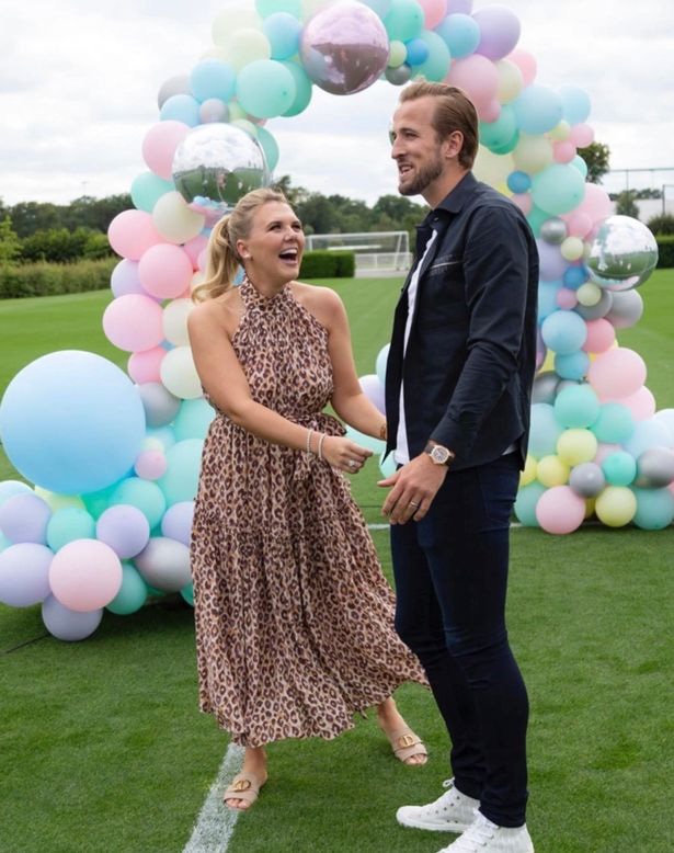 Ngôi sao Harry Kane lập “hat-trick” với bà xã Katie - Ảnh 1.