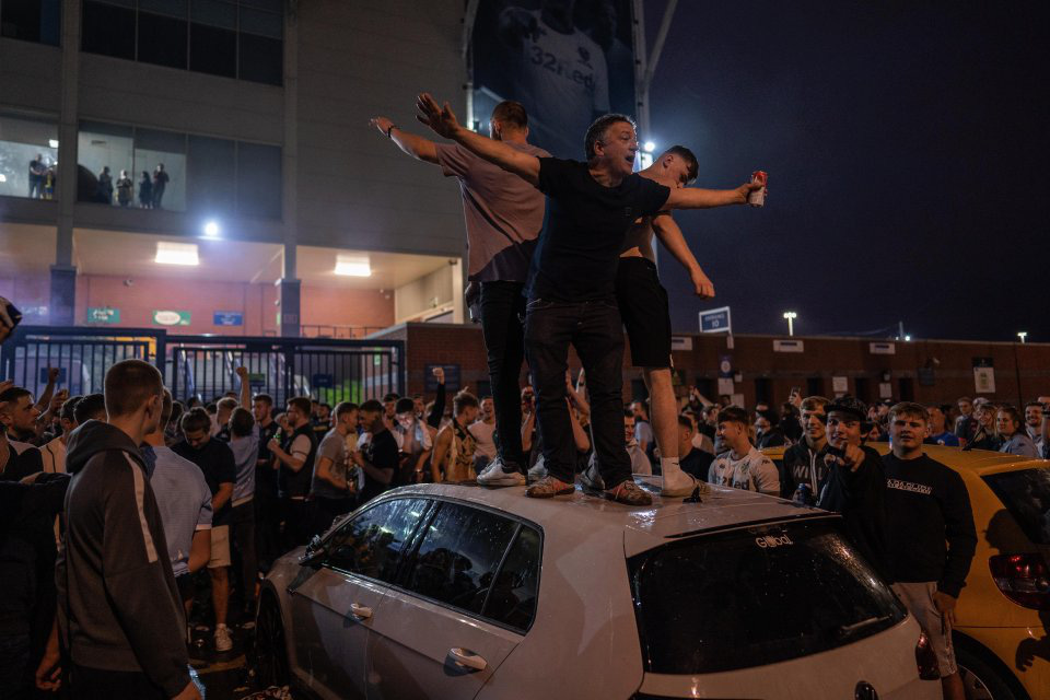 Leeds United thăng hạng, 580 nh&acirc;n vi&ecirc;n được thưởng đậm - Ảnh 2.