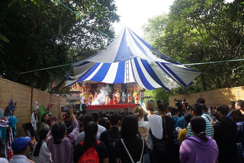 Hát bội diễn rong