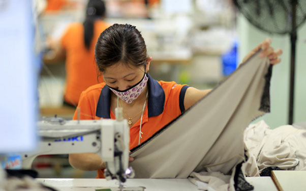 Doanh nghiệp dệt may Việt Nam nỗ lực cải thiện việc l&agrave;m - Ảnh 1.