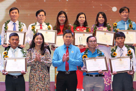NHỮNG ĐIỂN HÌNH VƯỢT KHÓ, SÁNG TẠO: Cống hiến hết mình