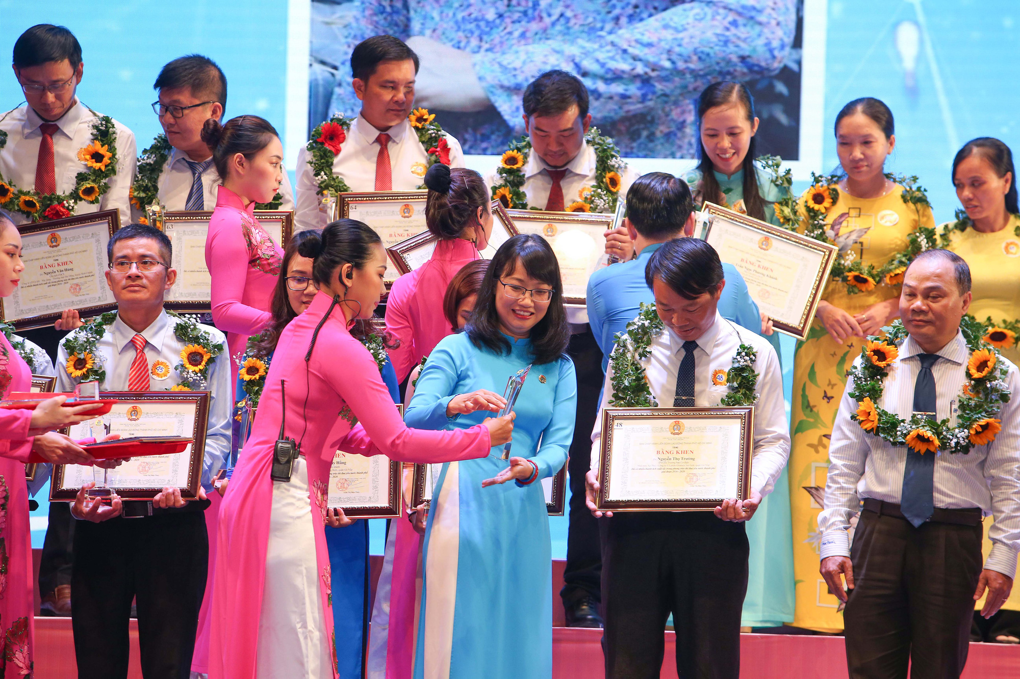 Phong tr&agrave;o thi đua y&ecirc;u nước trong CNVC-LĐ TP HCM l&agrave; điển h&igrave;nh cả nước - Ảnh 4.