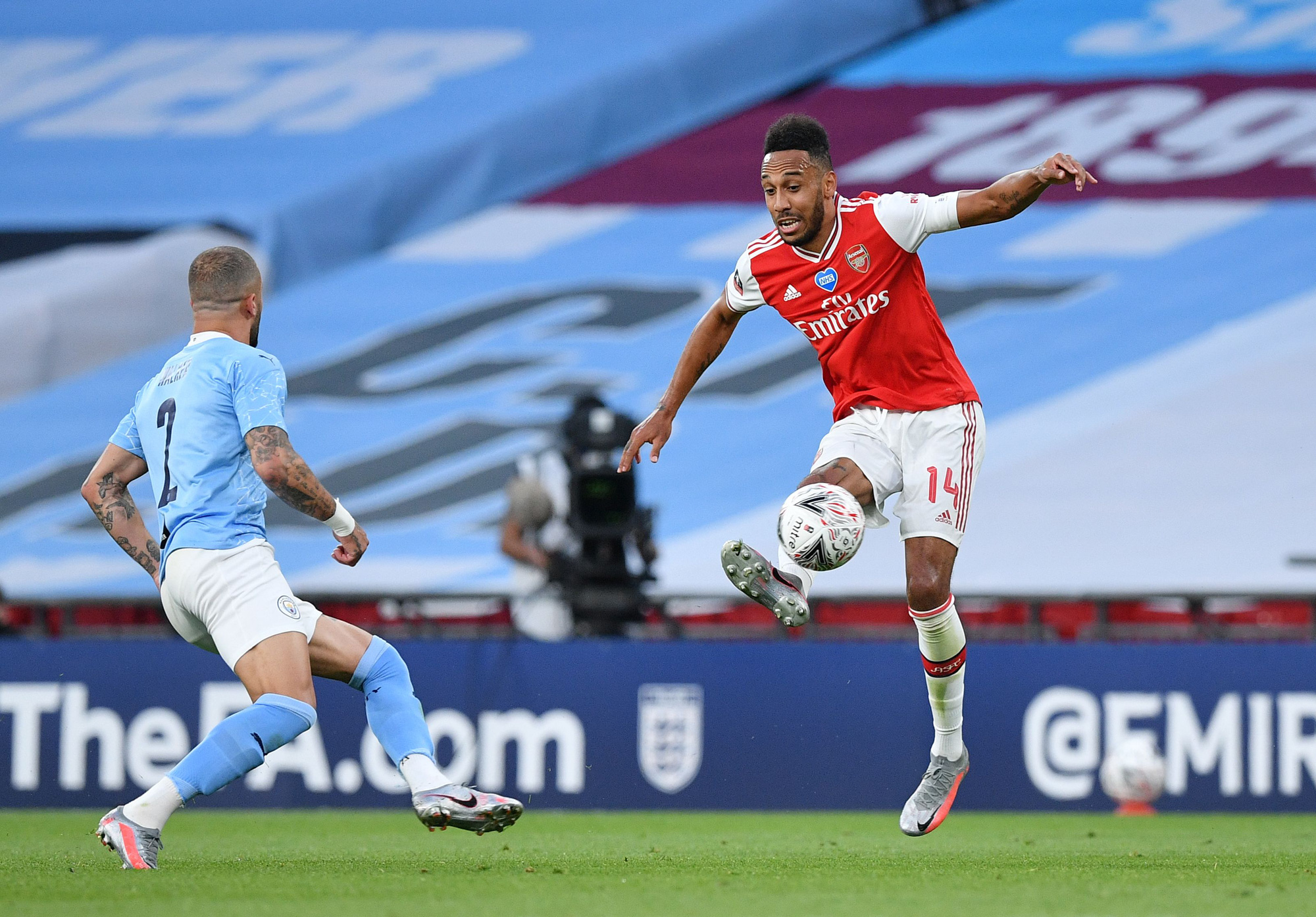 Người hùng Arsenal tỏa sáng, Man City tan tác mộng ăn ba