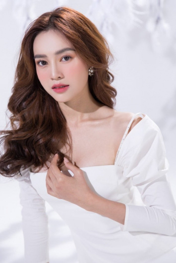 Ninh Dương Lan Ngọc xin lỗi khi bị chỉ tr&iacute;ch t&aacute;c phong từ thiện - Ảnh 1.