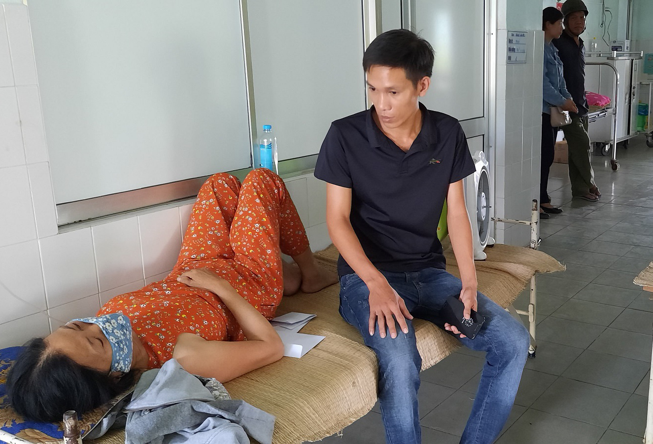 Quảng Nam: Nổ thùng hóa chất bốc mùi hôi khiến 2 người nhập viện