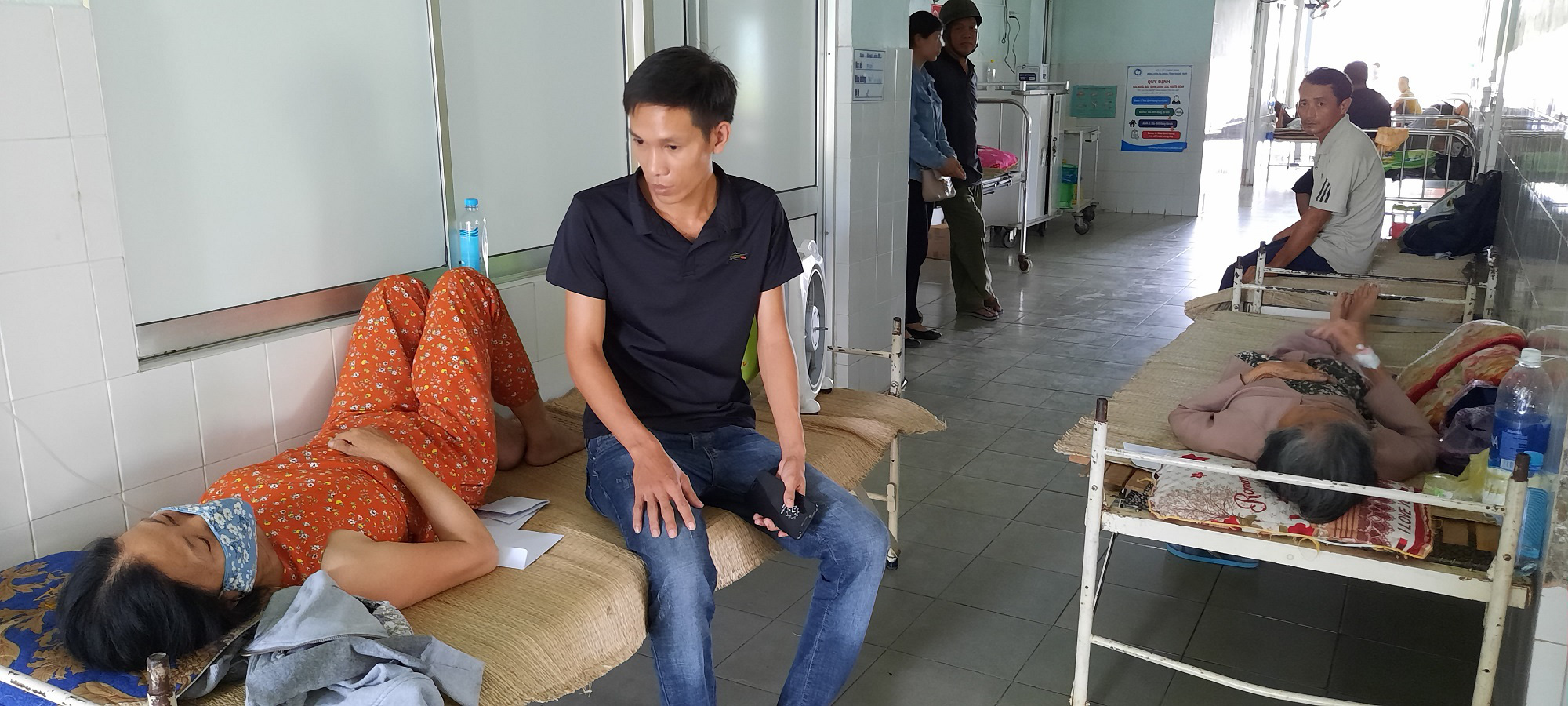 Quảng Nam: Nổ thùng hóa chất bốc mùi hôi khiến 2 người nhập viện - Ảnh 4.