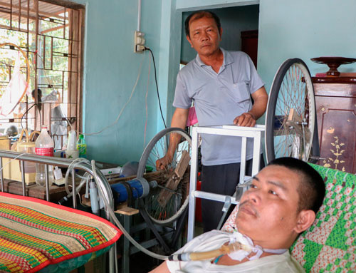 Người cha nghèo chế tạo máy trợ thở cứu con