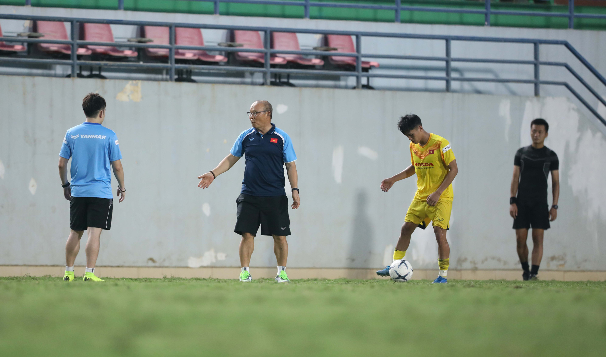 HLV Park Hang-Seo để ngỏ việc chọn Đo&agrave;n Văn Hậu tại SEA Games 31 - Ảnh 3.