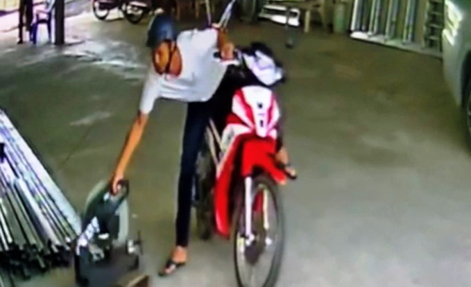 Bắt được kẻ trộm trong clip ngang nhi&ecirc;n chạy xe v&agrave;o bến đ&ograve; cuỗm m&aacute;y cắt sắt - Ảnh 3.