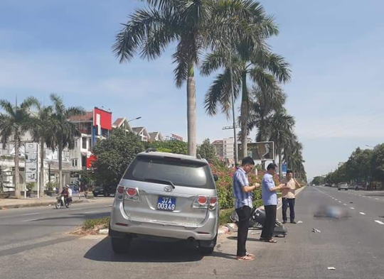 Xe biển xanh của Ủy ban Kiểm tra Tỉnh ủy va chạm xe máy điện, cô gái trẻ bị thương