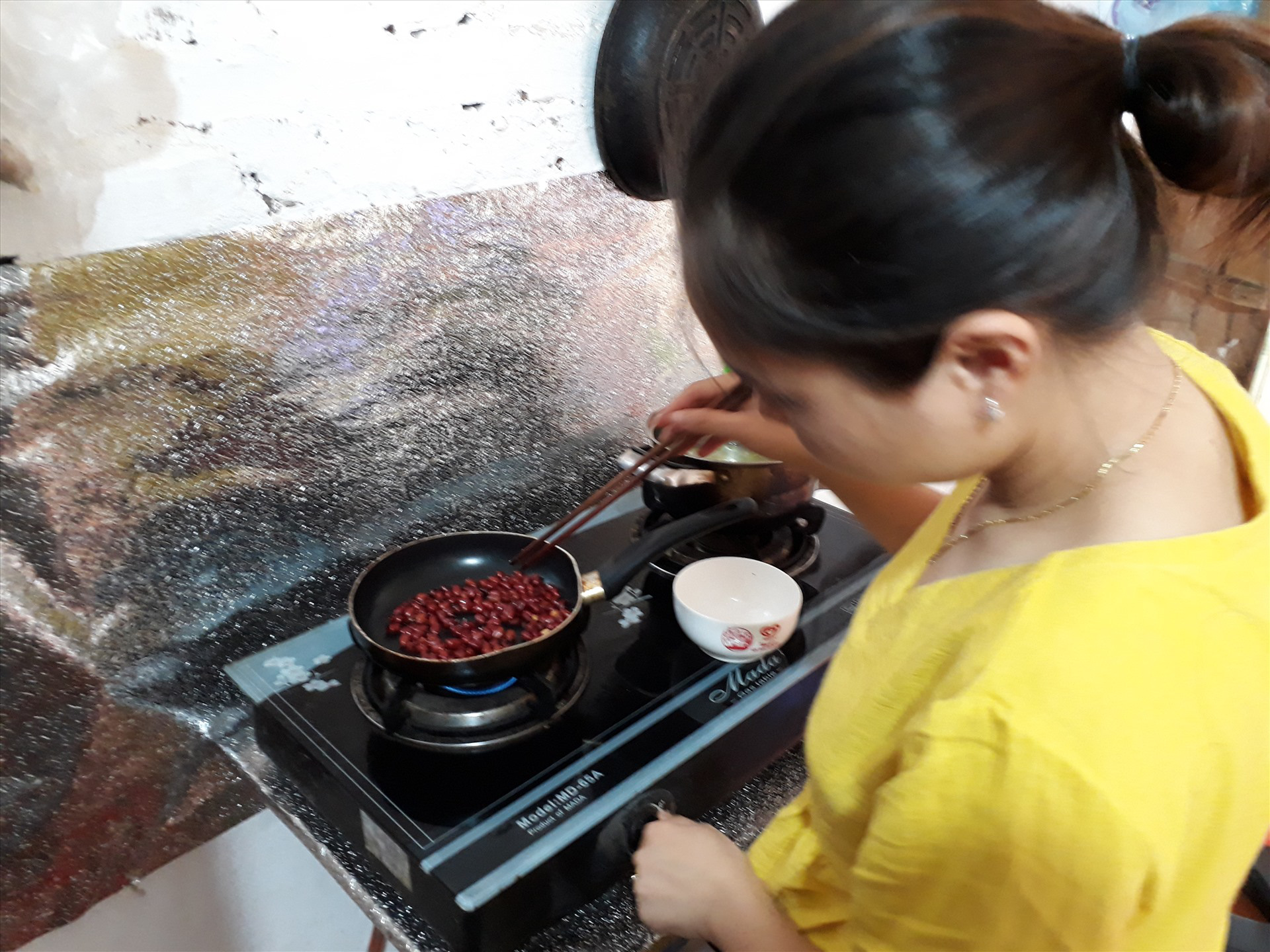 Rơi nước mắt bữa ăn của nữ c&ocirc;ng nh&acirc;n  - Ảnh 1.