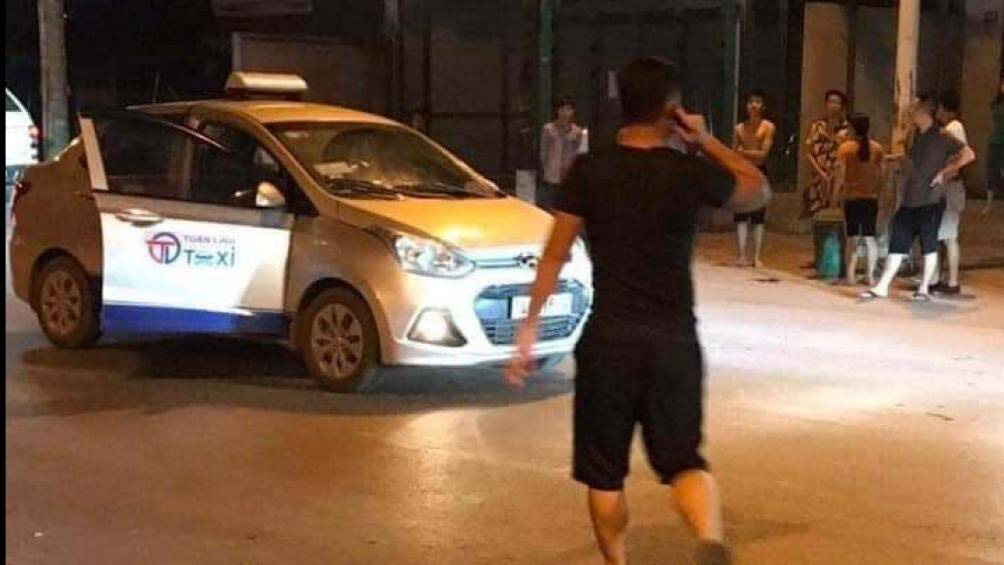 Va chạm với xe taxi, người đàn ông bất ngờ rút dao đâm khách đi taxi tử vong