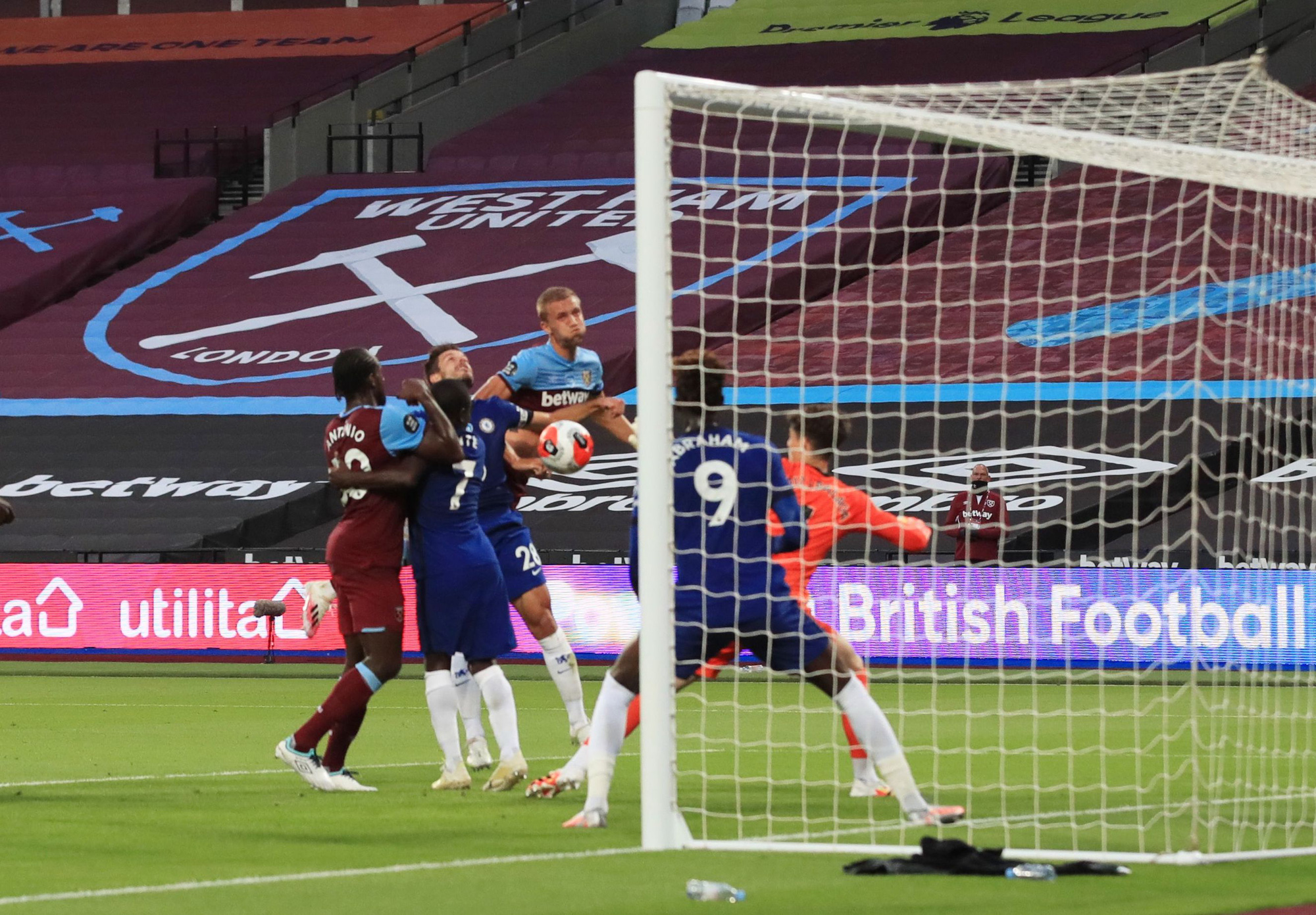 Chelsea thua sốc West Ham, đối mặt &aacute;c mộng văng Top 4 - Ảnh 4.