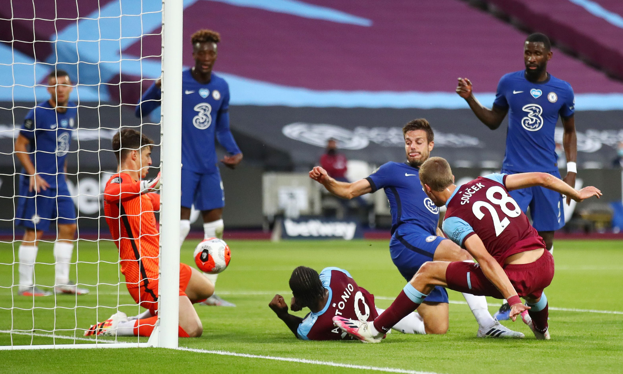 Chelsea thua sốc West Ham, đối mặt &aacute;c mộng văng Top 4 - Ảnh 2.